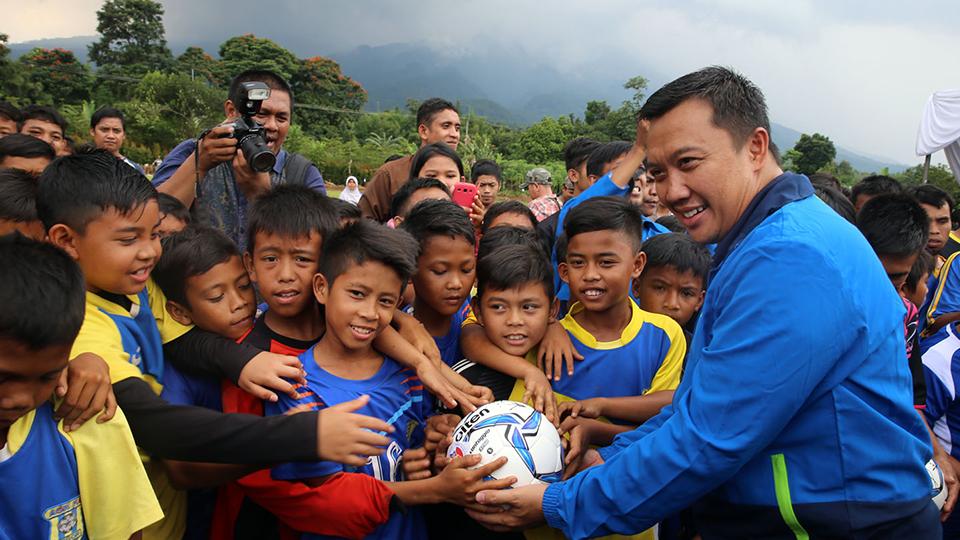 Menteri%20Pemuda%20dan%20Olahraga%20Imam%20Nahrawi%20meresmikan%20program%201000%20Lapangan%20Desa%20yang%20hari%20ini%20diberikan%20bantuan%201%20Desa%201%20Lapangan%20di%20Desa%20Sukaluyu%2C%20Kec.%20Tamansari%2C%20Kabupaten%20Bogor%20Jawa%20Barat.